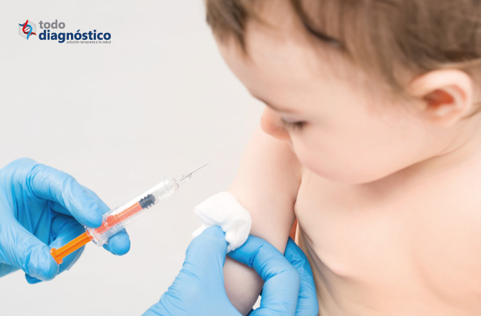 Tos ferina en bebés: bebé recibiendo vacuna